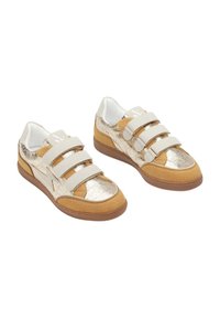 Des baskets à scratch en Velcro, présentant un suède doré métallisé et beige. Texture lisse avec une semelle en caoutchouc et un contour blanc contrastant. Design décontracté.
