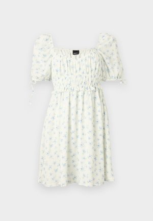 Biała sukienka w niebieski kwiatowy wzór, kwadratowy dekolt, elastyczne bufiaste rękawy, marszczona talia i długość do kolan. Lekka tkanina.