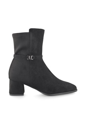 Schwarzer Wildleder-Stiefeletten mit Blockabsatz, spitzer Kappe und dekorativem Riemen mit silberner Schnalle um den Knöchel.