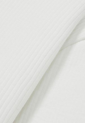 Biała tkanina o prążkowanej strukturze, miękka i gładka w dotyku, z subtelnymi różnicami w grubości oraz czystym, minimalistycznym wyglądem.