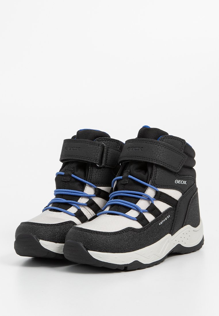 Hochschuh in Schwarz und Grau mit blauen Schnürsenkeln und Akzenten. Mit einem strukturierten Material, verstellbarem Klettverschluss und haltbarer Sohle.