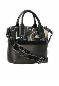 Bolso de mano de cuero negro con diseños abstractos en blanco y gris, con dos asas superiores y una correa de hombro con estampado desmontable.
