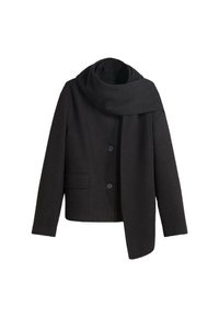 Cappotto in misto lana nero con colletto alto, bottoni frontali e tasche laterali. Caratterizzato da una lunga sciarpa drappeggiata attaccata al collo.