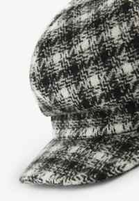 Next Megzta kepurė - monochrome check
