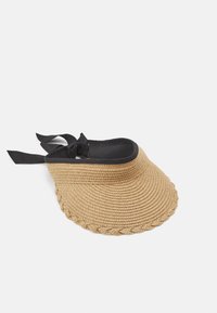 Sombrero visor de paja trenzada en marrón claro con un ala ancha, que presenta un lazo de tela negra para un ajuste ajustable y un interior suave de color negro.