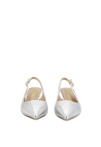 Ballerine argentate con punta a forma affusolata, realizzate in pelle metallica liscia, dotate di cinturino regolabile e design minimalista.