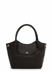Borsa a mano in pelle nera con finitura testurizzata, manici arrotondati, chiusura a patta e dettagli in metallo dorato. Presenta una tasca anteriore singola.