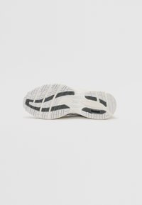Reebok LTD PREMIER ROAD ULTRA UNISEX - Športni copati - white metallic