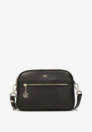 Bolso bandolera de cuero negro con acabado texturizado, herrajes en tono dorado, que presenta un bolsillo delantero con cremallera y un acento de logo. Correa ajustable.