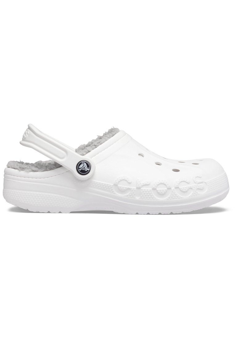 Witte Crocs klompen met een zachte grijze binnenvoering, voorzien van ventilatiegaten, een achterstrap en een gestructureerde zool voor grip.