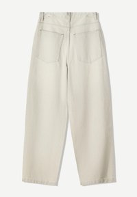 Lahko bež široke hlače z visokim pasom, zadnjimi žepi in lupinami za pas, prikazane ležeče zadaj na belem ozadju.