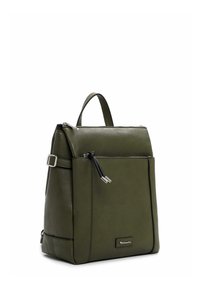 Zaino in pelle verde oliva con forma strutturata, apertura superiore con zip, tasca anteriore con zip e tracolla regolabile, caratterizzato da dettagli in metallo argento.