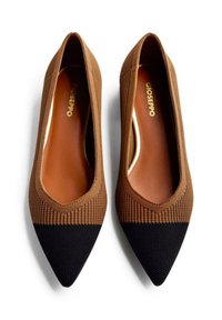 Bottines pointues marron avec une tige texturée et un bout en tricot noir. Semelles intérieures en cuir lisse avec un logo doré. Design classique à enfiler.