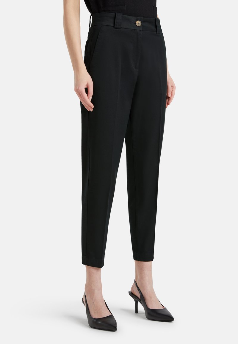 Czarne eleganckie spodnie o wysokim stanie, z przednimi kieszeniami i zapięciem na guzik. Gładka struktura z zwężonymi nogawkami, wykończonymi mankietami na kostce.
