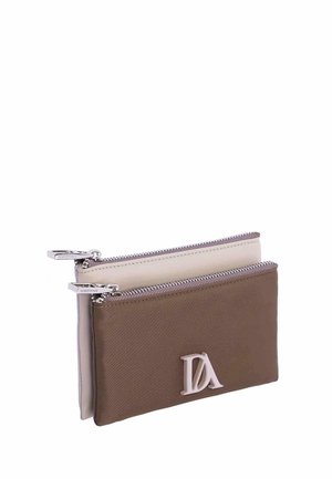 Estuche de doble cremallera en marrón y beige bicolor con tiradores de cremallera plateados y logo "DA" en relieve en el estuche delantero.