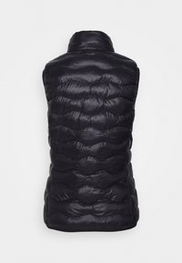 Czarna kamizelka puchowa z wysokim kołnierzem, z wytłaczanym wzorem i błyszczącą teksturą; bez rękawów, zaprojektowana z myślą o ciepłocie i warstwowym ubiorze.