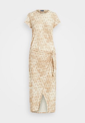 Beige midi-jurk met korte mouwen, subtiele dierenprint, knoopdetail aan de zijkant en split aan de voorkant op een effen witte achtergrond.