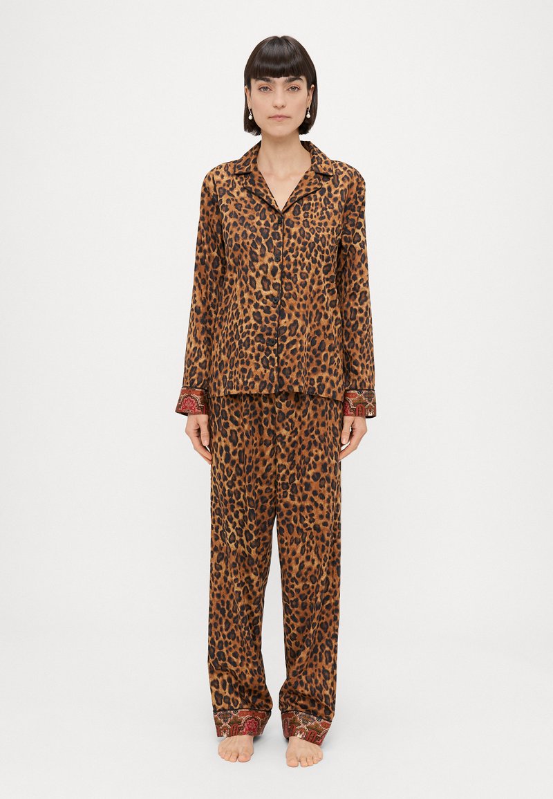 Pajama set z leopardjim vzorcem v rjavih odtenkih, ki vključuje srajco na gumbe z dolgimi rokavi in usklajenimi hlačami z okrašenimi manšetami.