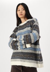 Vero Moda VMTIFFANY O NECK  - Strikkegenser - birch/chocolate torte/allure