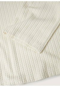 Teksturowany sweter w kremowym kolorze z prążkowanym wzorem, z wywiniętym rękawem i miękkim materiałem dzianinowym. Lekka i ciepła tkanina.