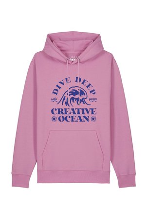 Sweat à capuche rose avec poche avant, texte bleu marine et graphique de vague indiquant "Dive Deep into Your Creative Ocean".