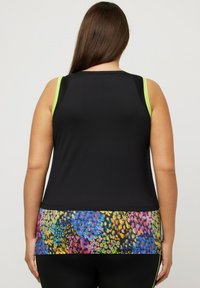 Zwart sporttanktop met neongele accenten en een kleurrijke, gestreepte onderzoom met abstracte vormen in blauw, roze en geel.