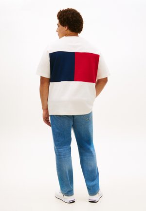 Tommy Hilfiger FLAG TEE - T-shirt print - ivory petal