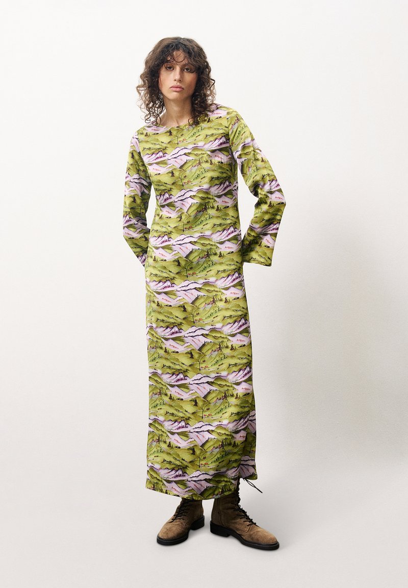 Langärmliges Kleid aus grünem Stoff mit einem Druck von Berglandschaften in rosa und lila Tönen, ergänzt durch ein knöchellanges Design und seitliche Schlitze.