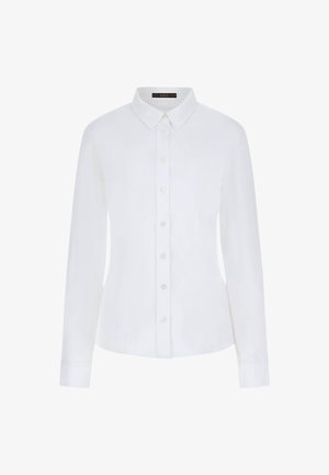 Biela košeľa s dlhými rukávmi, ktorá má golier, zapínanie na knoflíky a manžety. Vyrobená z hladkej látky s priliehavým strihom a bez viditeľných vzorov.