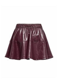 Jupe évasée en simili cuir bordeaux avec une taille élastique froncée. Présente une texture brillante et un ourlet en couches avec volants.