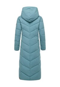 Długi, turkusowy puchowy płaszcz z kapturem. Ma przeszycia w kształcie chevron oraz długie rękawy. Zawiera mały akcent z logo w pobliżu dołu.