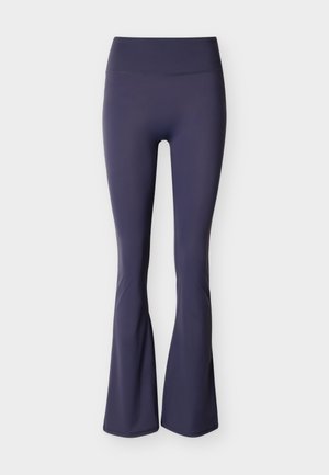 Μπλε ναυτικό κολάν με φτερά, κατασκευασμένο από ελαστικό ύφασμα, με ψηλή μέση και λεία υφή χωρίς εμφανή ραφές ή σχέδια.