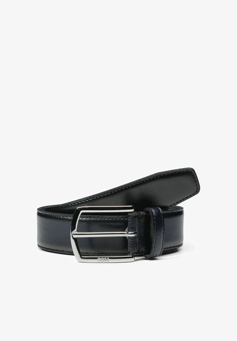 Ceinture en cuir bleu marine avec une boucle rectangulaire en argent brillant, présentant une texture lisse, des coutures discrètes et une extrémité effilée pour un design élégant.