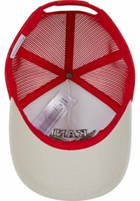 Červená sieťová čiapka s mäkkým bielym okrajom, obsahujúca logo našité vo vnútri, vnútornú etiketu a nastaviteľný popruh vzadu.