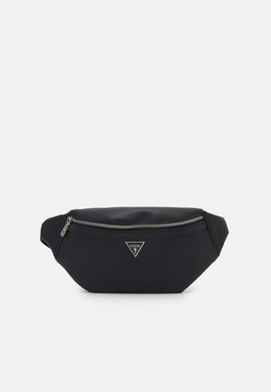 Sac banane noir de forme rectangulaire, fabriqué en tissu texturé. Il possède une fermeture éclair à l'avant et un accent de logo triangulaire.