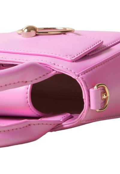 Borsa in pelle rosa con hardware dorato, caratterizzata da un design strutturato, chiusura a patta e manici doppi. L'interno rivela un ampio scompartimento.