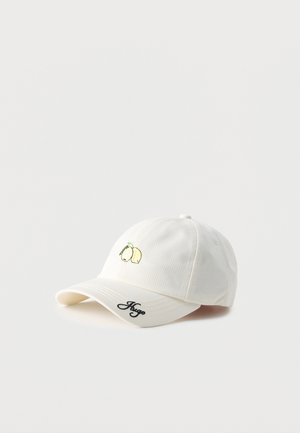 Casquette de baseball blanche avec des citrons jaunes brodés sur le devant et le texte « Hugo » en cursive noire sur la visière, présentée sur une surface blanche.