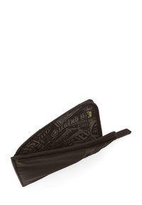 Cartera de cuero negro con cierre de cremallera, que presenta un impresión texturizada en el interior con la palabra "LEYENDA" y otros gráficos.