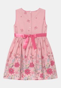 Różowa sukienka bez rękawów w kwiatowy wzór, z dopasowanym gorsetem, rozkloszowaną spódnicą i satynowym paskiem wiązanym w talii. Zapięcie na guziki z tyłu.