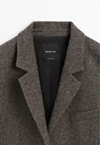 Bruine tweed blazer met klassieke notch lapel en zwarte voering, gelabeld Massimo Dutti, gemaakt in Portugal.