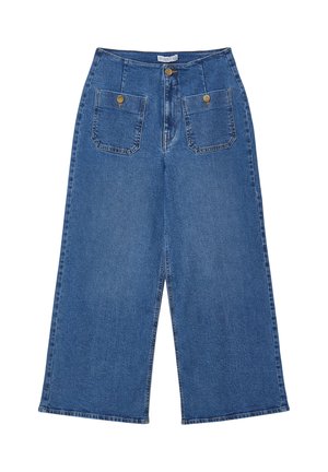 Pantaloni in denim a gamba larga, colore azzurro chiaro, design a cinque tasche con bottoni in ottone, orli dritti e texture morbida.