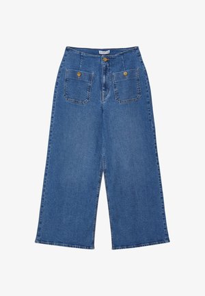 Pantalons en denim à jambes larges, couleur bleu clair, design à cinq poches avec boutons en laiton, ourlets droits et texture douce.