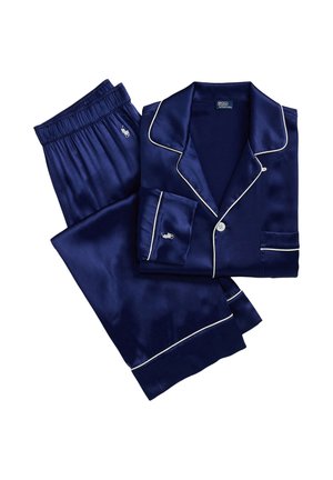 Marineblauw satijnen pyjamaset met een overhemd met knopen en witte bies, en bijpassende broek met elastische taille. Klein logo op overhemd en broek.