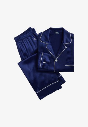 Marineblauw satijnen pyjamaset met een overhemd met knopen en witte bies, en bijpassende broek met elastische taille. Klein logo op overhemd en broek.