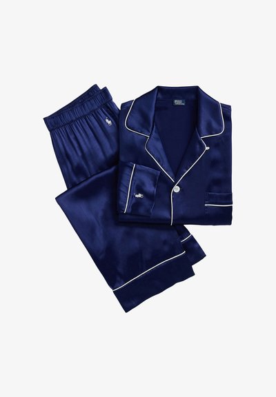 Marineblauw satijnen pyjamaset met een overhemd met knopen en witte bies, en bijpassende broek met elastische taille. Klein logo op overhemd en broek.