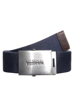 Marineblauer Stoffgürtel mit einer silbernen rechteckigen Schnalle, graviert mit "Hilfiger Denim", und einem braunen, genähten Lederende.