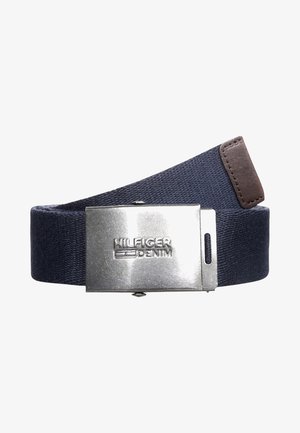Marineblauer Stoffgürtel mit einer silbernen rechteckigen Schnalle, graviert mit "Hilfiger Denim", und einem braunen, genähten Lederende.