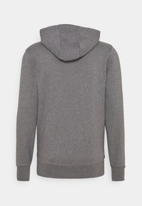 Bakvy av en enkel grå huvtröja med långa ärmar och ribbade muddar och nederkant.