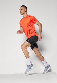 New Balance ESSENTIALS - Sport T-Shirt - neo flame