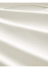 Weißer gerippter Stoff mit einer glatten Textur und subtilen Strukturlinien, sanft drapiert, die seine Flexibilität und Weichheit betonen.